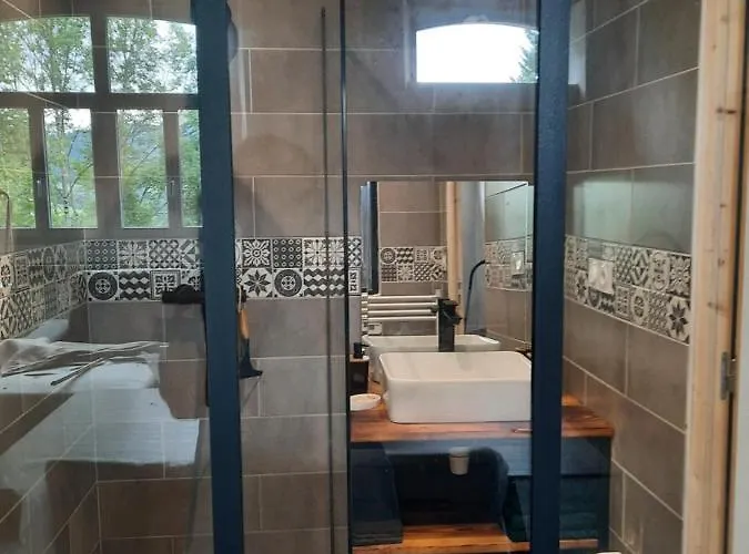 Chez Line Et Pierre: Spacieux, Lumineux Et Equipe La Bastide-de-Sérou